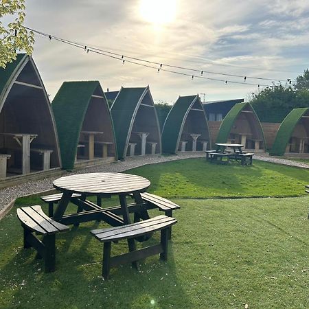 Black Bull Retreat, Barmston With Private Hot Tubs Driffield Экстерьер фото