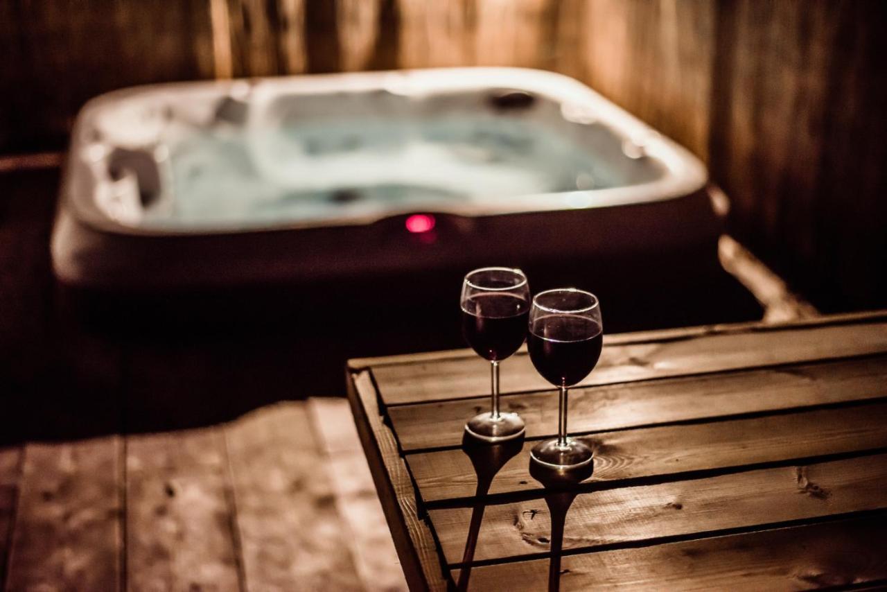 Black Bull Retreat, Barmston With Private Hot Tubs Driffield Экстерьер фото