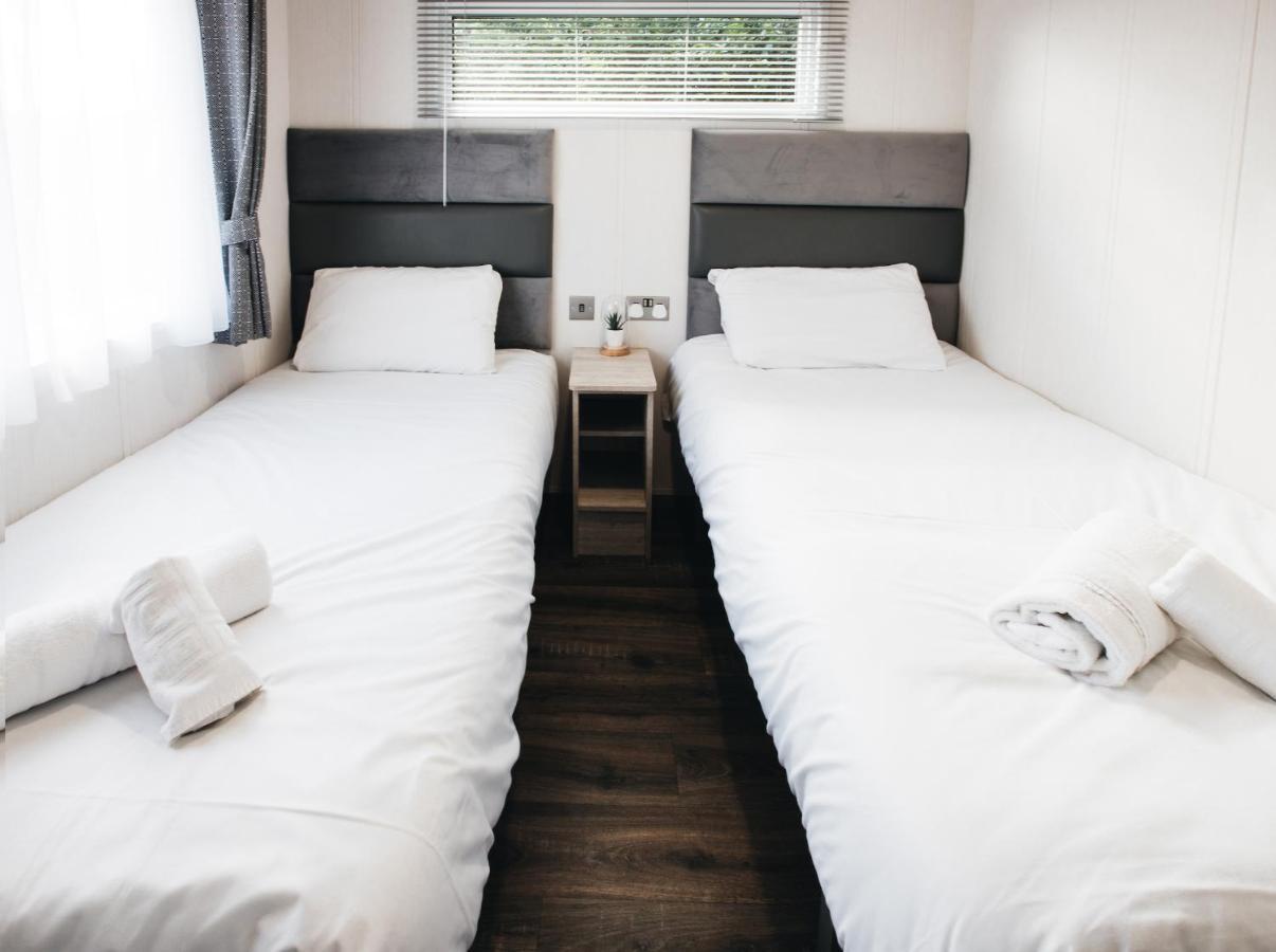 Black Bull Retreat, Barmston With Private Hot Tubs Driffield Экстерьер фото