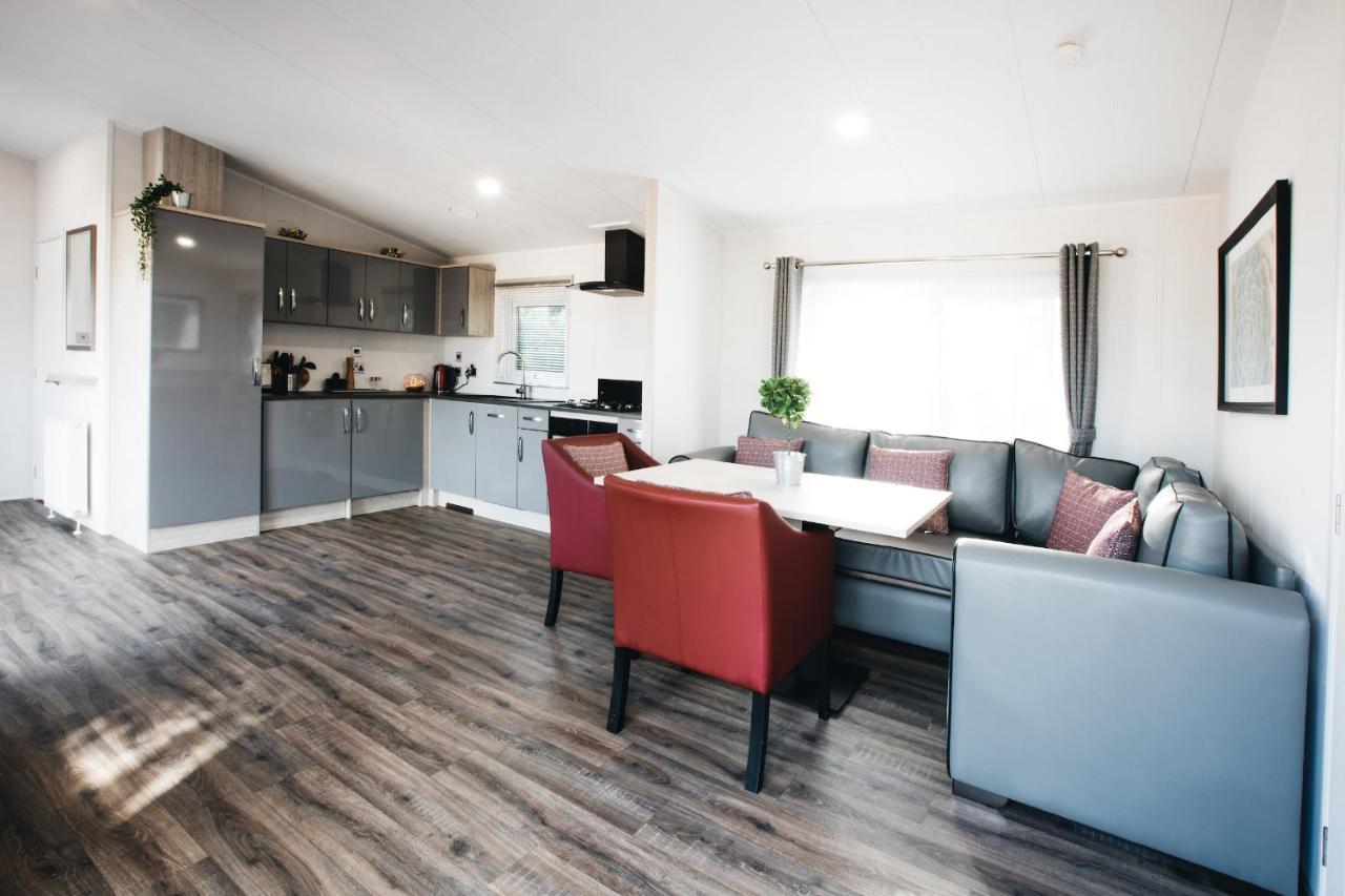 Black Bull Retreat, Barmston With Private Hot Tubs Driffield Экстерьер фото